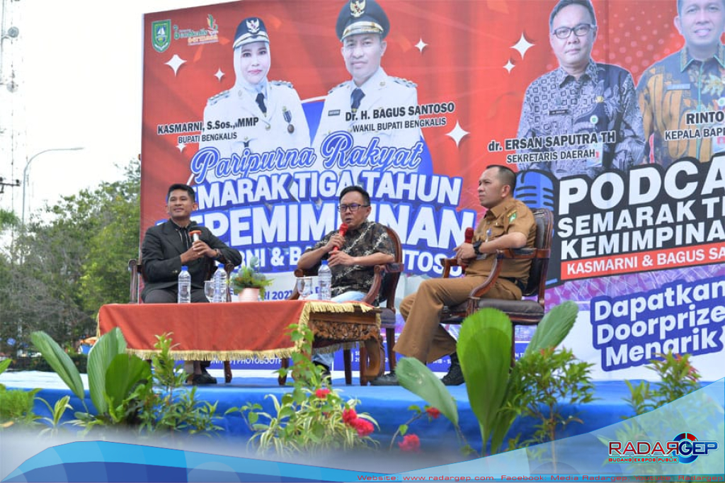 Semarak Tiga Tahun Kepemimpinan Kasmarni-Bagus Santoso, Diskominfotik Gelar Podcast di Lapangan Tugu